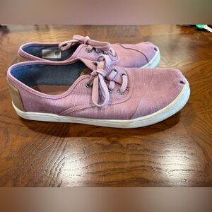 Rose colored girls Toms with laces